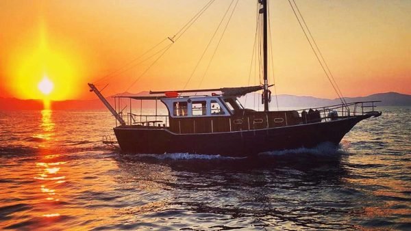 You are currently viewing Sunset Cruise in Athens on the Athenian Riviera